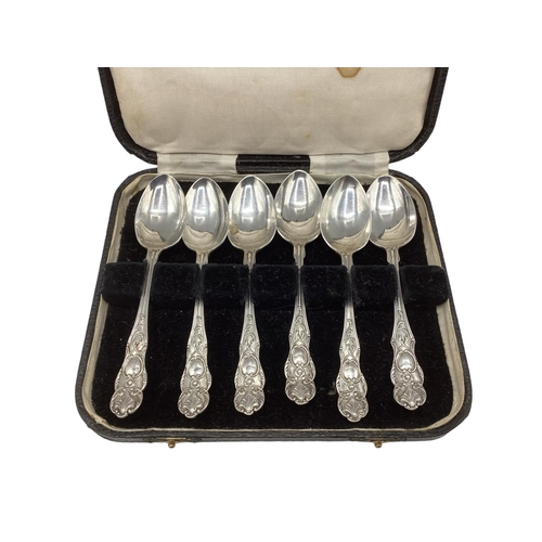 48 - Set of six cased sterling silver silver tea spoons by Walter Tricket Sheffield 1909.