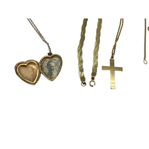 87 - A collection of 9ct items to include a flat link necklace crucifix, heart locket etc. 6.9g.