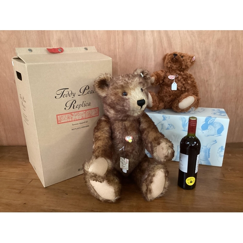 115 - Two Steiff bears, boxed with Certificates, to include Vincent Teddy, Limited, Chestnut 38cm ; Peace ... 