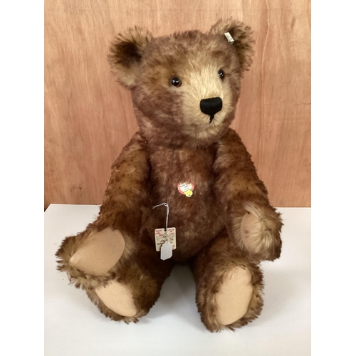 115 - Two Steiff bears, boxed with Certificates, to include Vincent Teddy, Limited, Chestnut 38cm ; Peace ... 