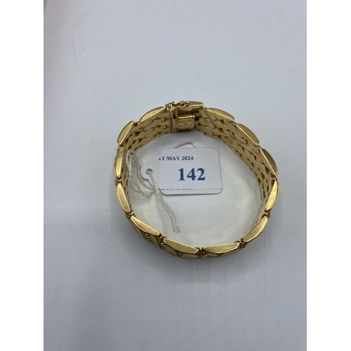 142 - An 18ct gold buckle bracelet, 49g