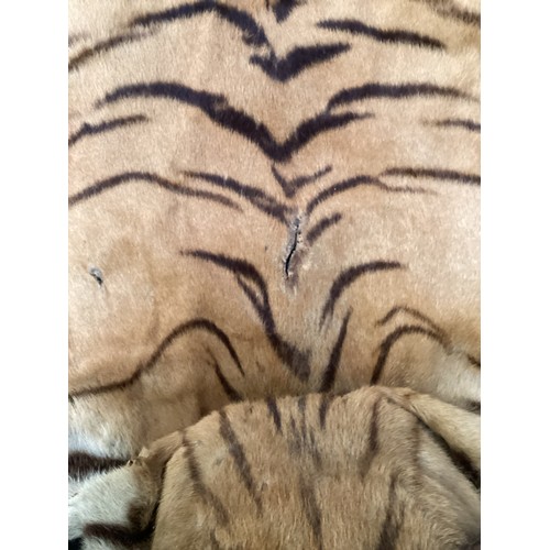 277 - Tiger skin rug with taxidermied head, with glass eyes and realistic teeth, see photos for condition ... 