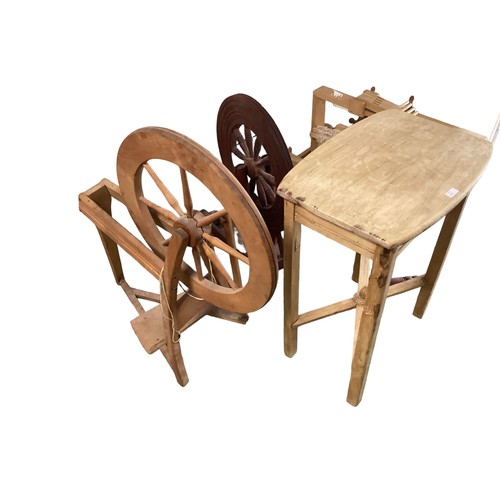 618 - Two spinning wheels, one table and a Toijalan Kaideteehdas Toijala Suomi Finland weave