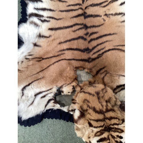 276 - Tiger skin rug with taxidermied head, with glass eyes and realistic teeth, see photos for condition ... 