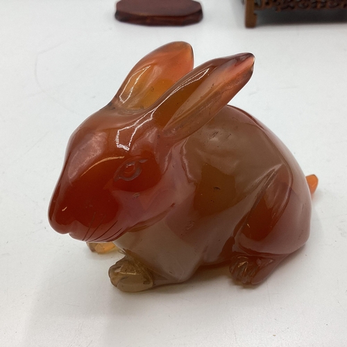 203 - A collection of Oriental agate and hardstone items to include an agate carving of a rabbit, a small ... 