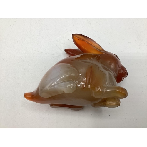 203 - A collection of Oriental agate and hardstone items to include an agate carving of a rabbit, a small ... 