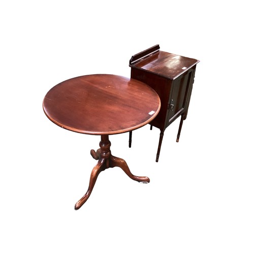 551 - Nine pieces of furniture to include pedestal mahogany breakfast table stamped Hunters and Smallpage ... 