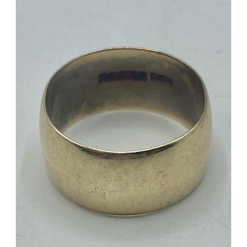 100 - A 9ct gold wedding band. 5.4g. Size T.