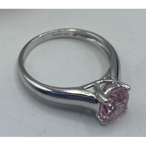 102 - A 14ct white gold single stone gem set ring. 3.00g.