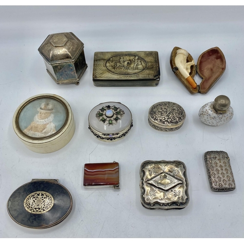149 - A collection of bijouterie  items to include a banded agate vesta, snuff boxes etc.  (The horn box p... 