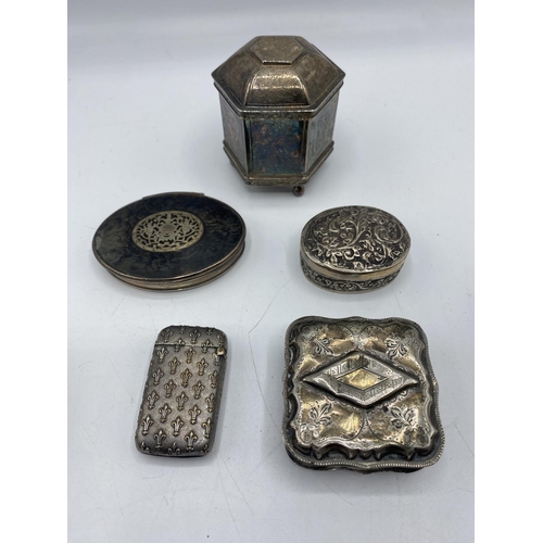 149 - A collection of bijouterie  items to include a banded agate vesta, snuff boxes etc.  (The horn box p... 