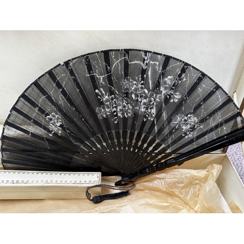 299 - A quantity of vintage fans, to include three ostrich and another, and a boxed jet black and lace fan... 