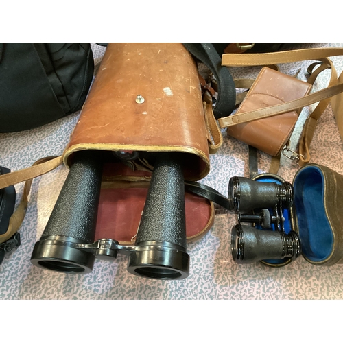 305 - A quantity of vintage cameras and binocular in leather case