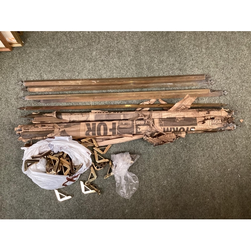 311 - A quantity of brass stair rods, with fleur de lisle pattern finial ends, approx number 18, and fitti... 