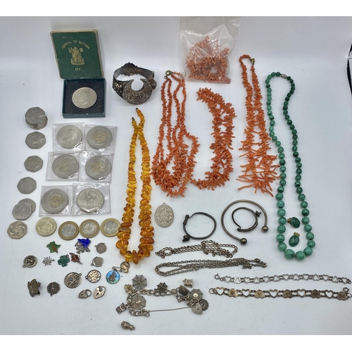 116 - A collection of costume and bead jewellery to include a malachite bead necklace. white metal items a... 