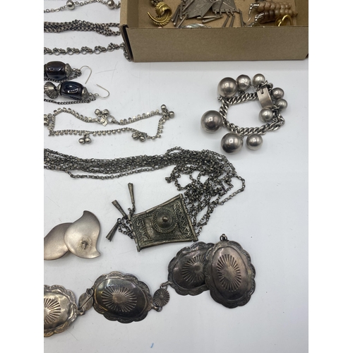 184 - A collection of sterling silver and white metal jewellery.
