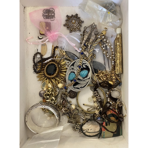 186 - A large collection of vintage costume and couture jewellery to include Bastoni etc.