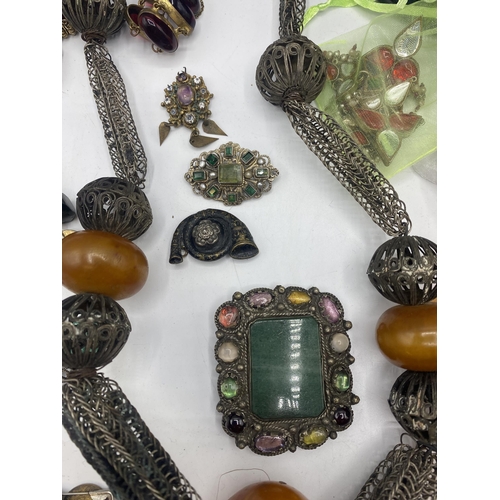 187 - A collection of antique and vintage costume jewellery.