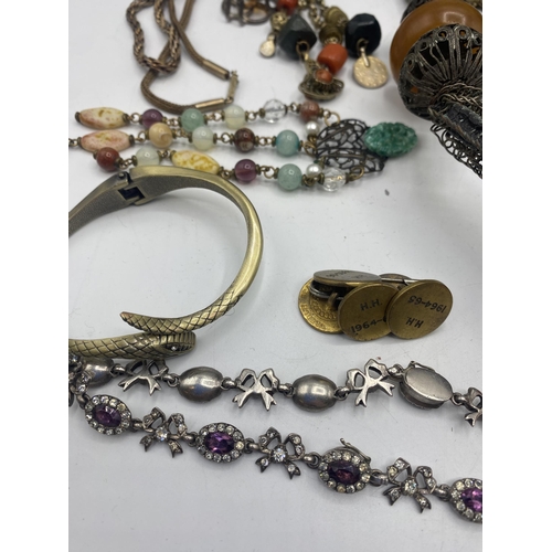 187 - A collection of antique and vintage costume jewellery.