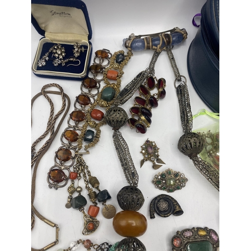 187 - A collection of antique and vintage costume jewellery.