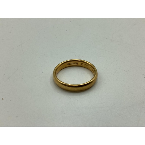 105 - A 22ct wedding band . Size L. 4.5g.