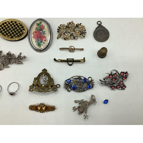 109 - A collection of costume jewellery to include a 9ct gold Etruscan style brooch