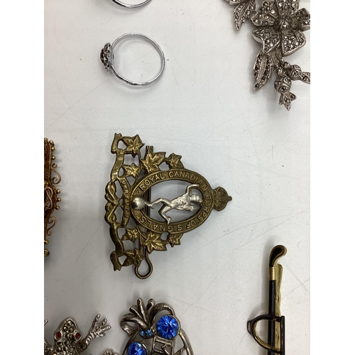 109 - A collection of costume jewellery to include a 9ct gold Etruscan style brooch