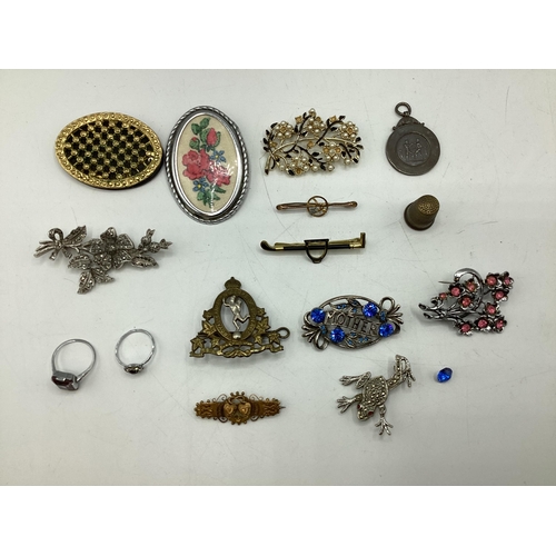 109 - A collection of costume jewellery to include a 9ct gold Etruscan style brooch