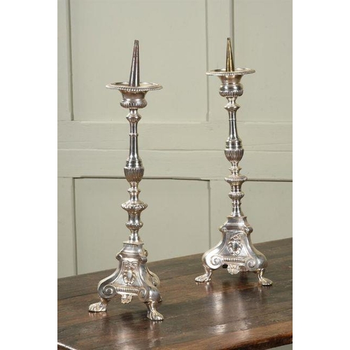 418 - A PAIR OF WHITE COLOURED METAL PRICKET CANDLESTICKS IN EARLY 18TH CENTURY BAROQUE STYLE, 20TH CENTUR... 