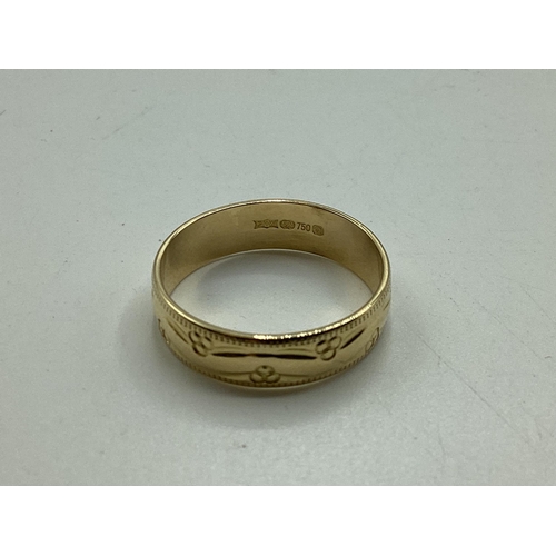 90 - An 18ct gold wedding band with etched design. Size L. 2.8g.