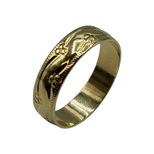 90 - An 18ct gold wedding band with etched design. Size L. 2.8g.