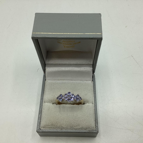 98 - A 9ct gold and tanzanite cluster ring. Size T. 2.4g.