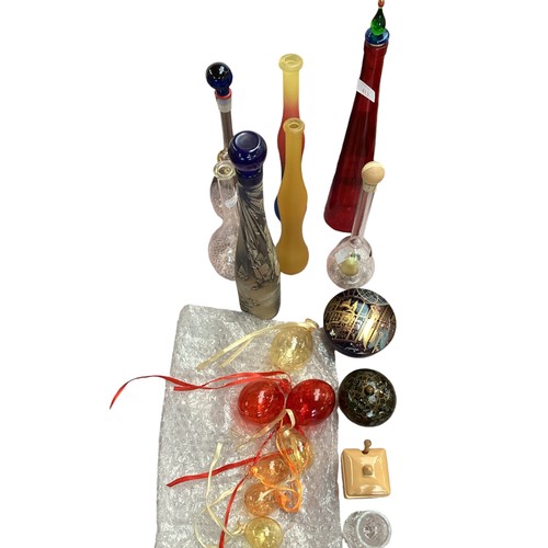 413 - A collection of modern decorative glass items