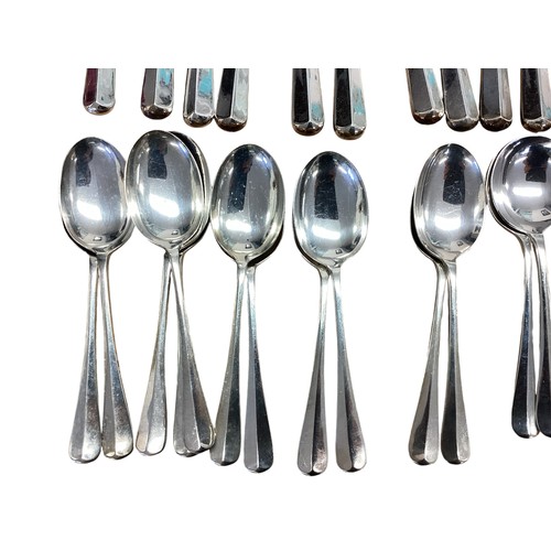 62 - A twelve person sterling silver flat ware service by MDQ Sheffield, 1971. Total sterling weight 136.... 