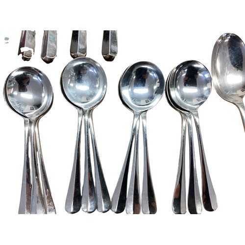 62 - A twelve person sterling silver flat ware service by MDQ Sheffield, 1971. Total sterling weight 136.... 