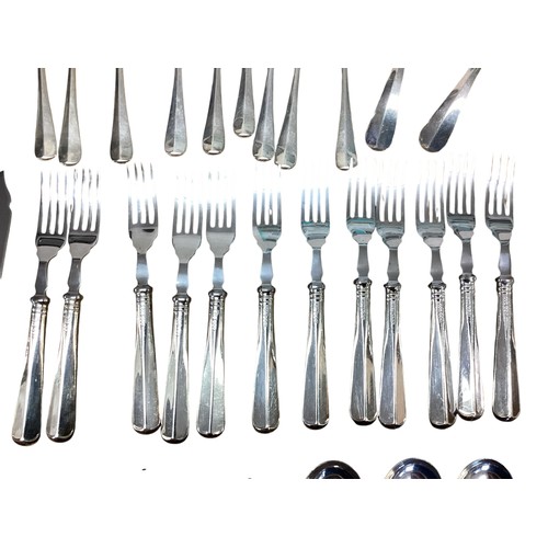 62 - A twelve person sterling silver flat ware service by MDQ Sheffield, 1971. Total sterling weight 136.... 