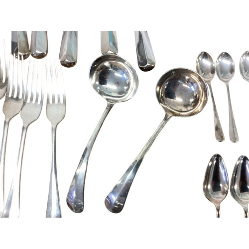 62 - A twelve person sterling silver flat ware service by MDQ Sheffield, 1971. Total sterling weight 136.... 