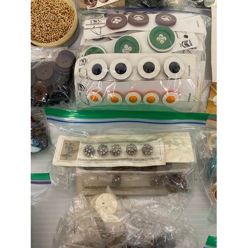 285 - A quantity of vintage buttons, see all images