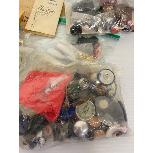 285 - A quantity of vintage buttons, see all images