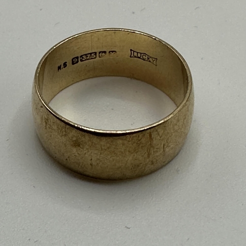 22 - A 9ct gold wedding band. Size J. 3.7g.