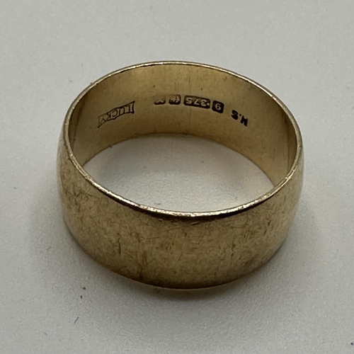 22 - A 9ct gold wedding band. Size J. 3.7g.