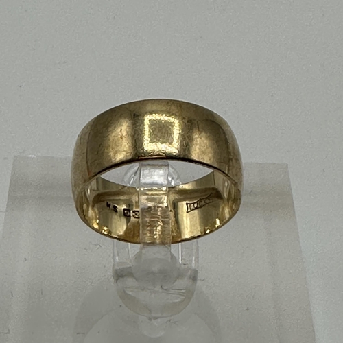 22 - A 9ct gold wedding band. Size J. 3.7g.