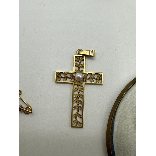 26 - A collection of unmarked white and yellow metal jewellery items to include a pearl set crucifix , ro... 