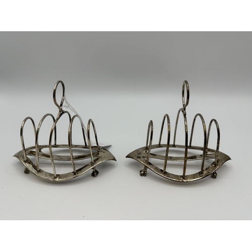 63 - A pair of sterling silver toast racks by William Hutton and Sons, London 1903. 167g.