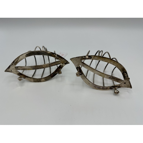 63 - A pair of sterling silver toast racks by William Hutton and Sons, London 1903. 167g.