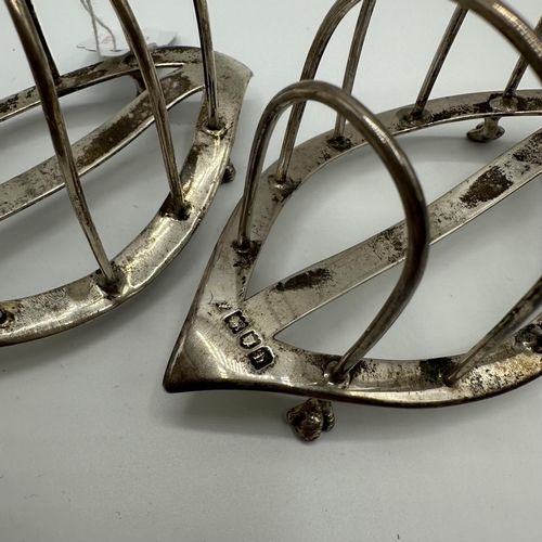 63 - A pair of sterling silver toast racks by William Hutton and Sons, London 1903. 167g.