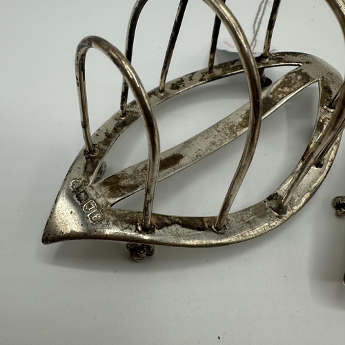 63 - A pair of sterling silver toast racks by William Hutton and Sons, London 1903. 167g.