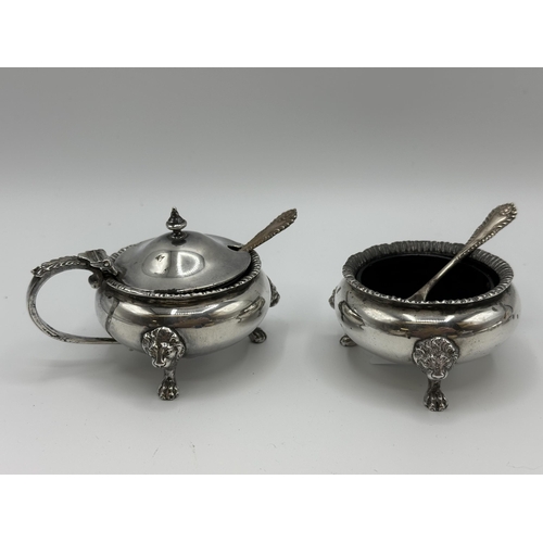 65 - A sterling silver condiment set/ Mappin and Webb London, 1971. With blue glass liners. Sterling weig... 