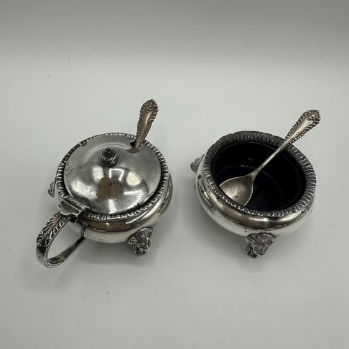 65 - A sterling silver condiment set/ Mappin and Webb London, 1971. With blue glass liners. Sterling weig... 