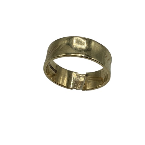 129 - A 9ct gold wedding band. 5.6g. Size U.